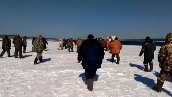 На Урале спасатели сняли с отколовшейся льдины более 350 рыбаков 