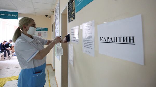Сотрудница поликлиники №28 в Волгограде дезинфицирует поверхности помещения в связи с угрозой распространения коронавируса