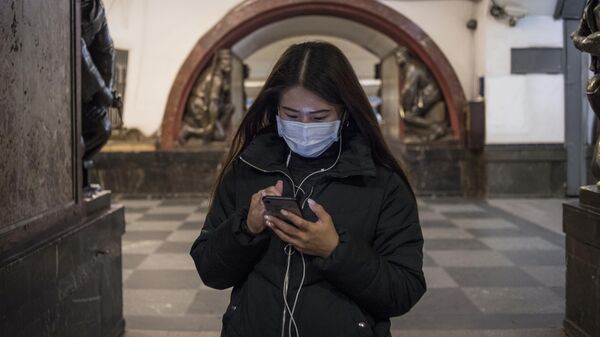 Девушка в медицинской маске в метро