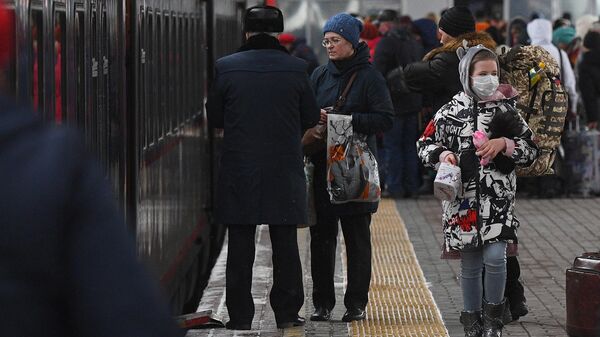 Пассажиры на перроне Казанского вокзала в Москве