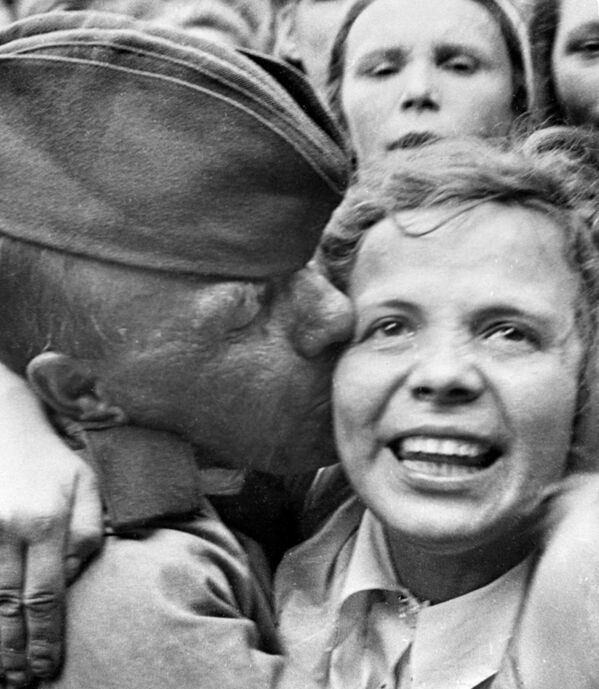 Встреча на Белорусском вокзале первого эшелона бойцов, вернувшихся с фронта после победы в Великой Отечественной войне. Июнь 1945 года