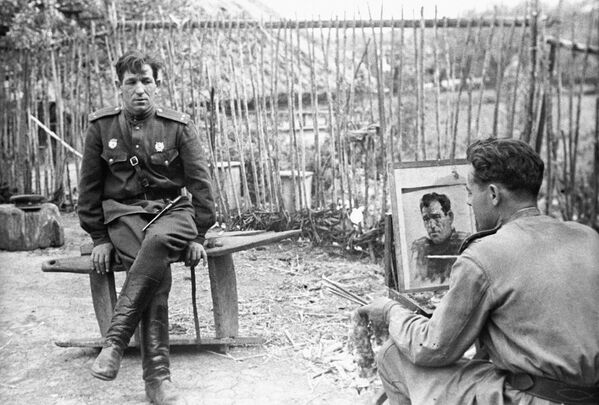 Художник студии военных художников Николай Соколов пишет портрет гвардии лейтенанта Н. Брыскина