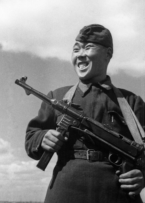 Снайпер Максим Пассар, нанаец по национальности, уничтоживший за время обороны Сталинграда 236 вражеских солдат и офицеров