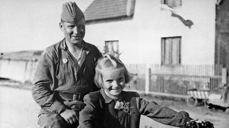 Советский солдат и чешская девочка. Село Чимелице, 1945 год