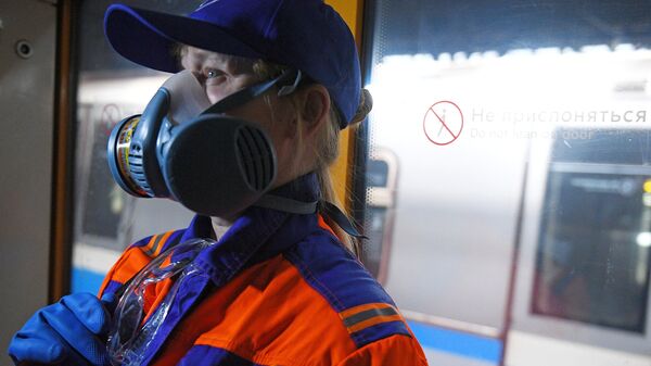 Сотрудница санитарной службы производит дезинфекцию вагонов Московского метрополитена