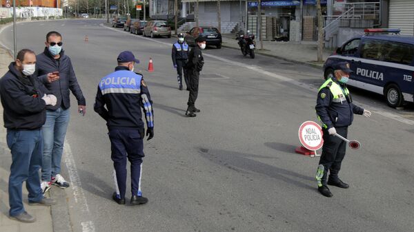 Албанские полицейские на контрольно-пропускном пункте в Тиране