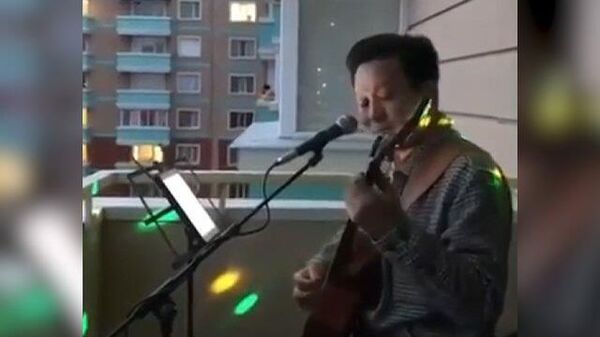 В условиях изоляции: житель Алма-Аты устроил концерт на балконе