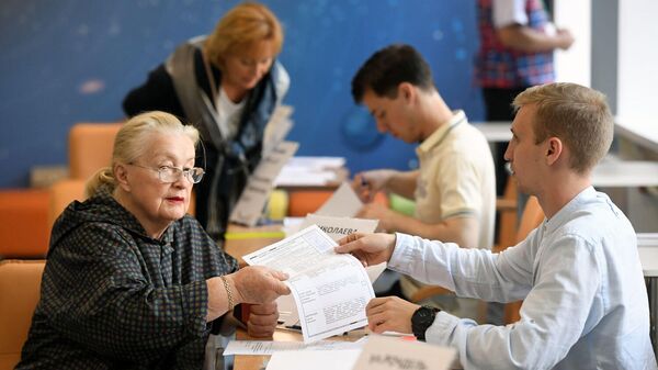 Жительница Москвы голосует на избирательном участке № 90