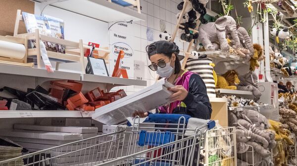 Девушка в медицинской маске в магазине IKEA