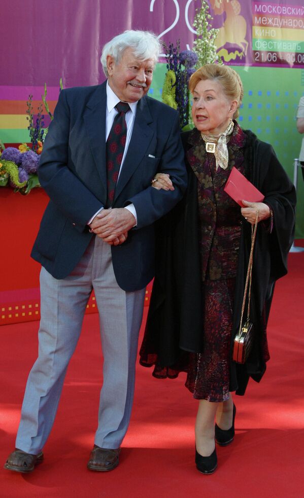 Актеры Донатас Банионис и Инна Макарова на церемонии открытия XXIX Московского международного кинофестиваля