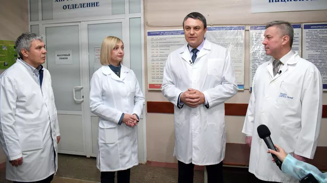 Глава самопровозглашенной Луганской народной республики Леонид Пасечник проверил готовность Луганской многопрофильной больницы №4 Глава самопровозглашенной Луганской народной республики Леонид Пасечник проверил готовность Луганской многопрофильной больницы №4