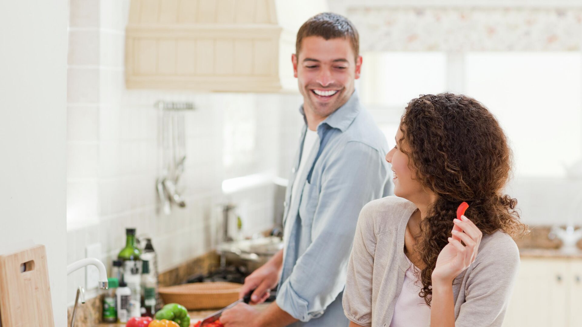 Муж помогает вставлять жене. Счастливая семья на кухне. Люди на кухне. Семейная фотосессия на кухне. Разговоры на кухне.