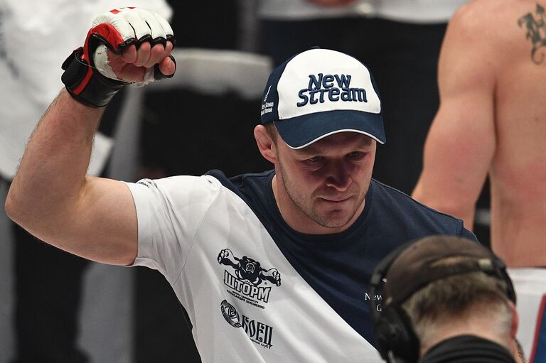 Смешанные единоборства. Бой между Александром Шлеменко и Брэндоном Хэлси Смешанные единоборства. Бой между Александром Шлеменко и Брэндоном Хэлси