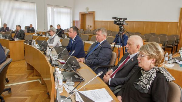 Депутаты заксобрания Вологодской области во время заседания парламента