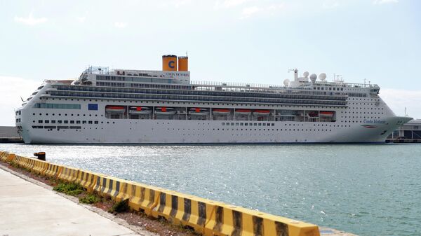 Круизный лайнер Costa Victoria в порту Чивитавеккья недалеко от Рима