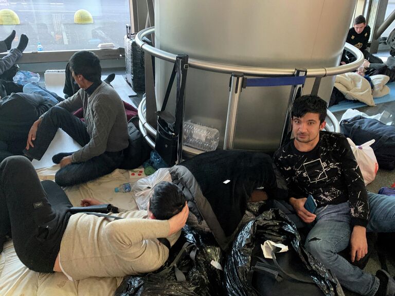 Мигранты из Средней Азии в аэропорту Внуково 