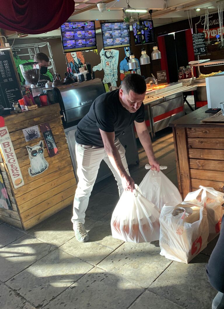 Ресторатор Алексей Ходорковский собирает еду для мигрантов  из Средней Азии, застрявших в аэропорту Внуково 