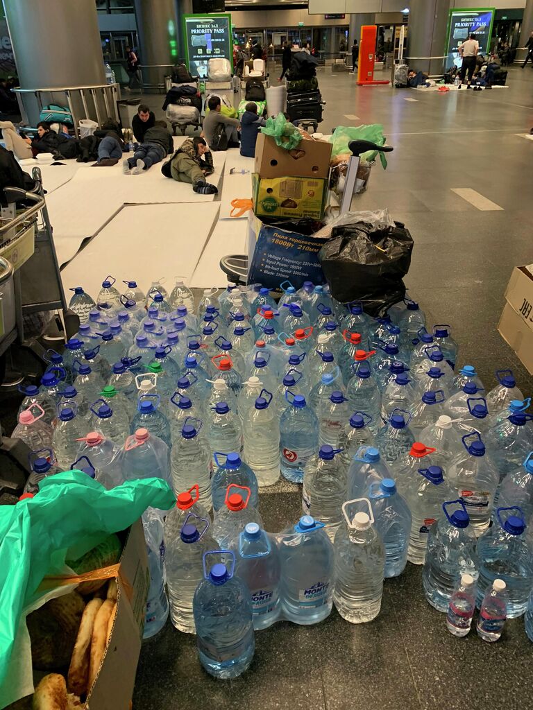 Вода для мигрантов из Средней Азии, застрявших в аэропорту Внуково