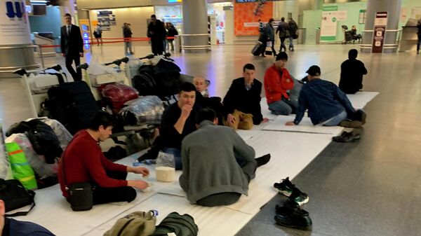 Мигранты из Средней Азии в аэропорту Внуково