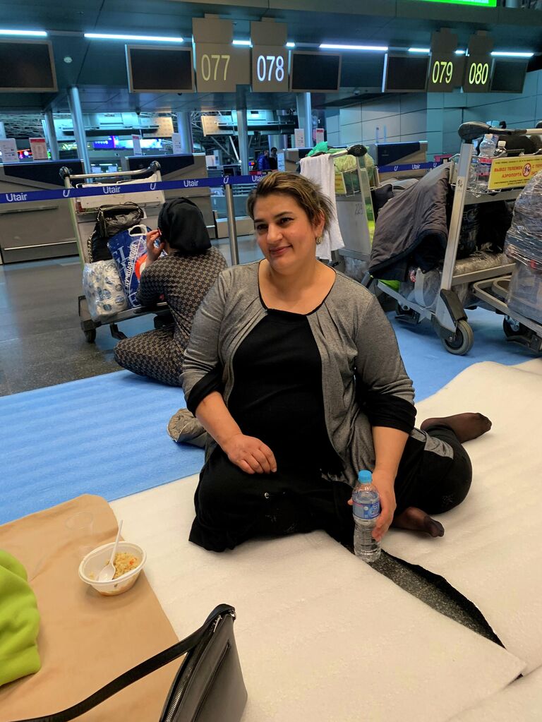 Мигранты из Средней Азии в аэропорту Внуково