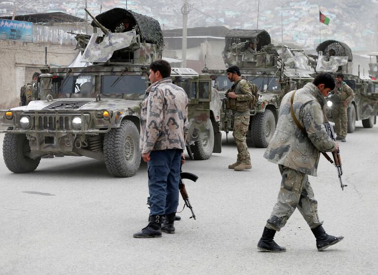 Афганские военные на месте нападения боевиков на храм сикхов в Кабуле. 25 марта 2020 года