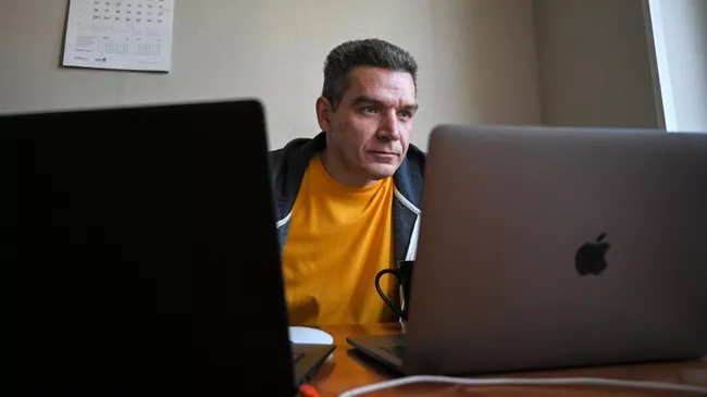 Директор фирмы дистанционно координирует работу своих сотрудников из дома в Москве