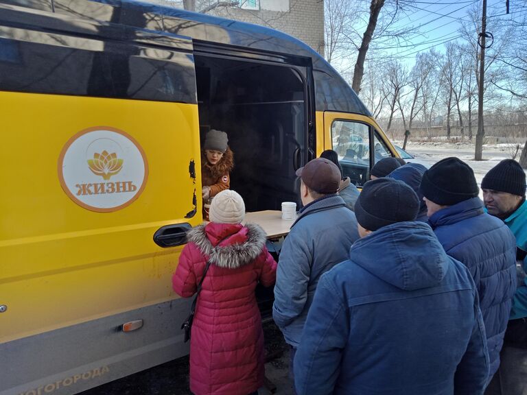 Милана раздает еду для бездомных