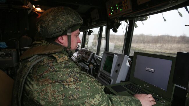 Военнослужащий во время учений оперативно-тактического ракетного комплекса (ОТРК) Искандер.