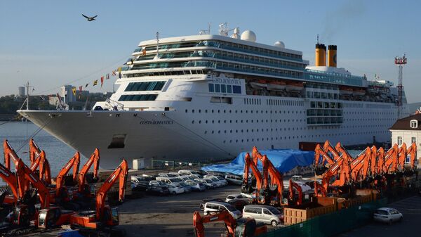 Круизный лайнер Costa NeoRomantica в порту Владивостока Круизный лайнер Costa NeoRomantica в порту Владивостока