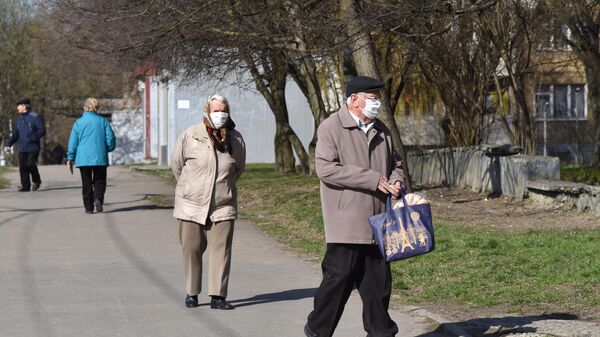 Жители Украины в защитных масках на улице