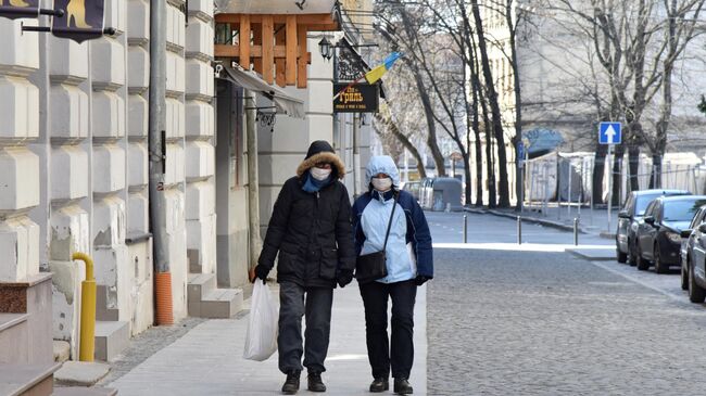 Горожане в защитных масках на улице Львова, Украина