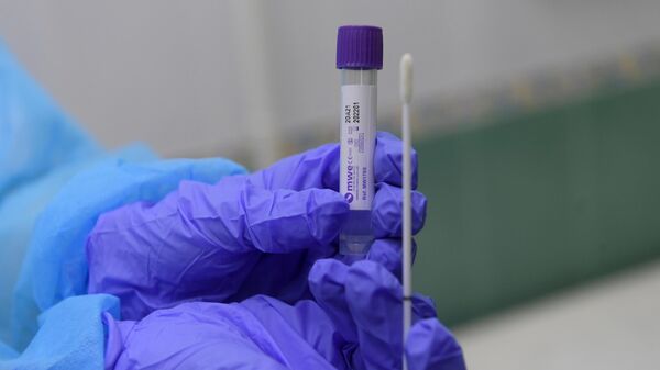 Пробирка с тестом на коронавирус в медицинской лаборатории