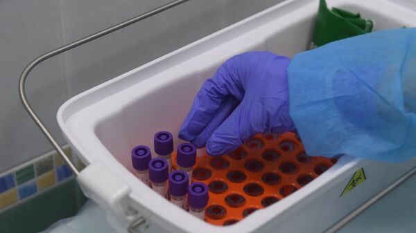 Пробирка с тестом на коронавирус в медицинской лаборатории Гемотест 