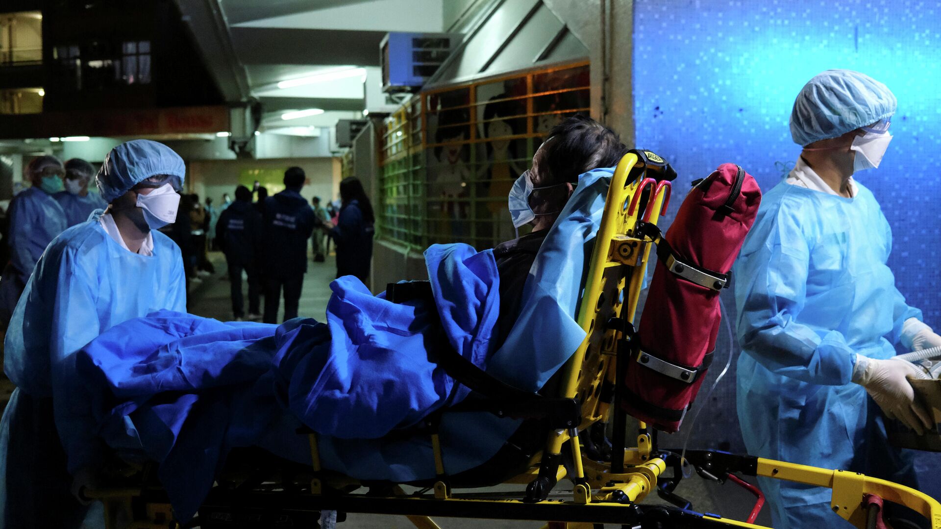 Бригада скорой помощи доставляет пациента в больницу в Гонконге - РИА Новости, 1920, 27.03.2020