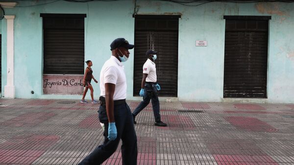 Полиция патрулирует улицы в Доминиканской Республике 