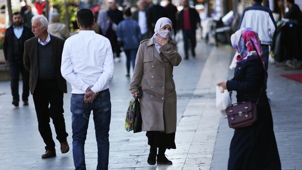 Люди на улице турецкого города Диярбакыр