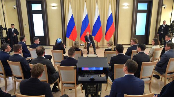 Президент РФ Владимир Путин во время встречи с представителями предпринимательского сообщества