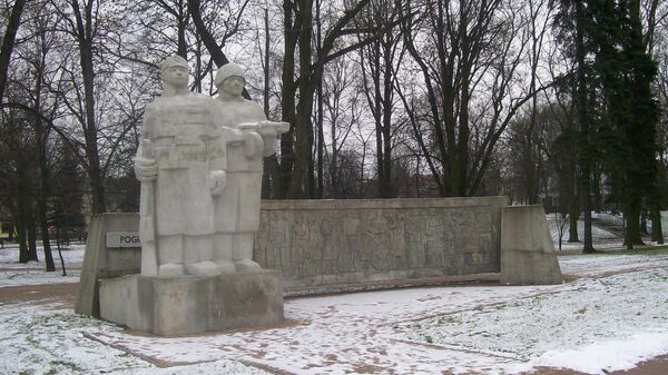 Памятник Уничтожившим гитлеризм в парке города Велюнь, Польша