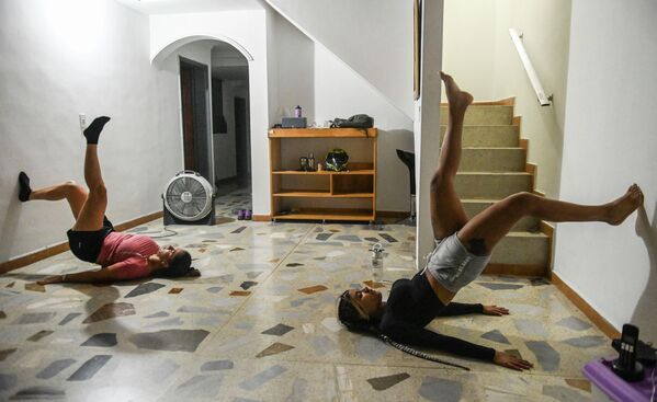 Девушки тренируются дома во время карантина в Колумбии