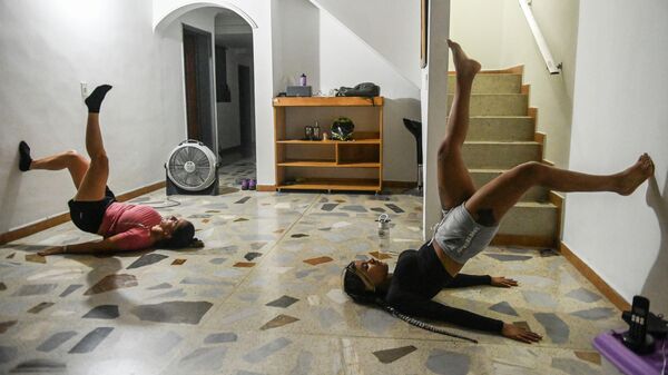 Девушки тренируются дома во время карантина в Колумбии