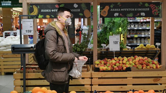 Покупатель в супермаркете