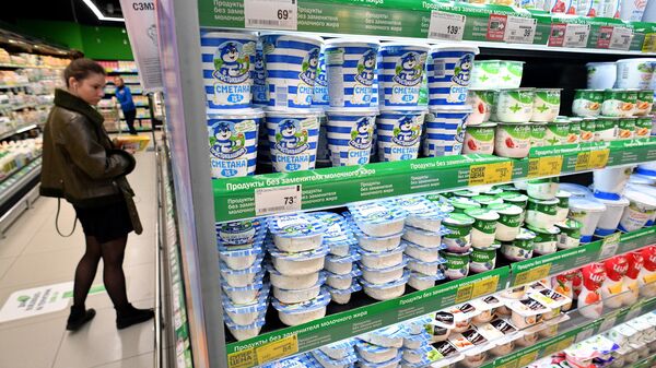 Молочная продукция на прилавке в супермаркете