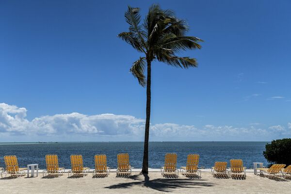 Пустой пляж на курорте в Виндли-Ки, Флорида