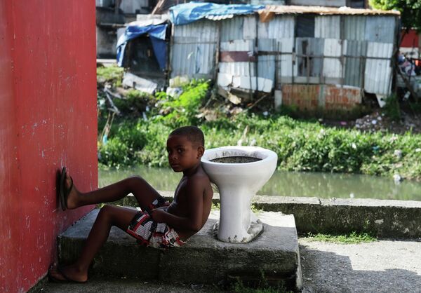 Ребенок в районе Сидаде-де-Деуш, который называют Городом Бога, в Рио-де-Жанейро, Бразилия