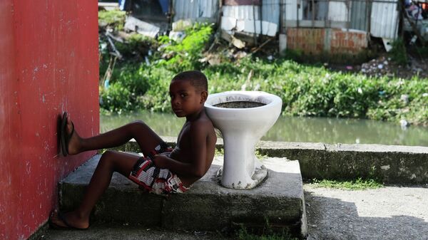 Ребенок в районе Сидаде-де-Деуш, который называют Городом Бога, в Рио-де-Жанейро, Бразилия
