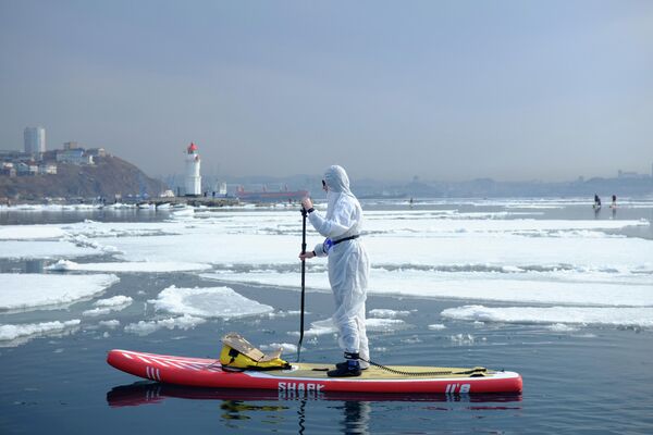 Участник ежегодной акции Угон льдины во Владивостоке 