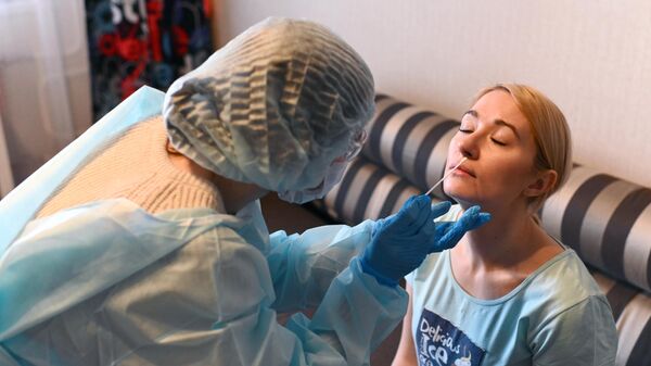 Экспресс-тест на наличие коронавирусной инфекции у жительницы Ростова-на-Дону