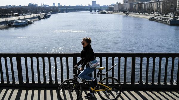 Девушка на велосипеде в Москве