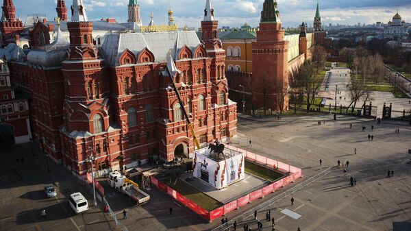 Во время установки нового памятника маршалу Георгию Константиновичу Жукову на Манежной площади в Москве
