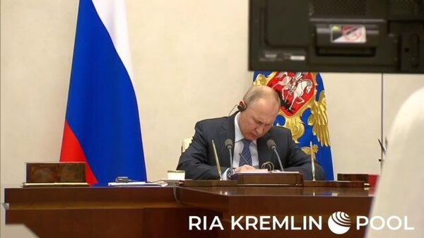 Большой экран и синхронный переводчик: как Владимир Путин участвовал в виртуальном G20